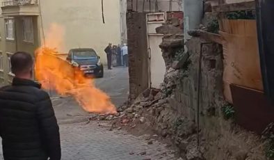 Doğal gaz borusundan çıkan alevler yandaki evin çatısını yaktı