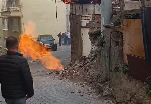 Doğal gaz borusundan çıkan alevler yandaki evin çatısını yaktı