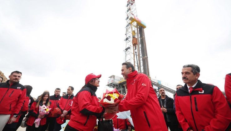 Enerji ve Tabii Kaynaklar Bakanı Alparslan Bayraktar, Şehit Öğretmen Aybüke Yalçın Petrol Üretim Sahası’nda Öğretmenlerle Buluştu