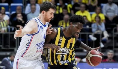 Fenerbahçe derbide Anadolu Efes’i farklı devirdi