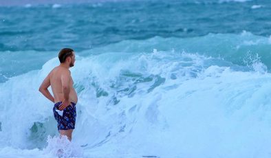 Fırtına uyarısı yapılan Antalya’da deniz keyfi: Ruslar alışkın