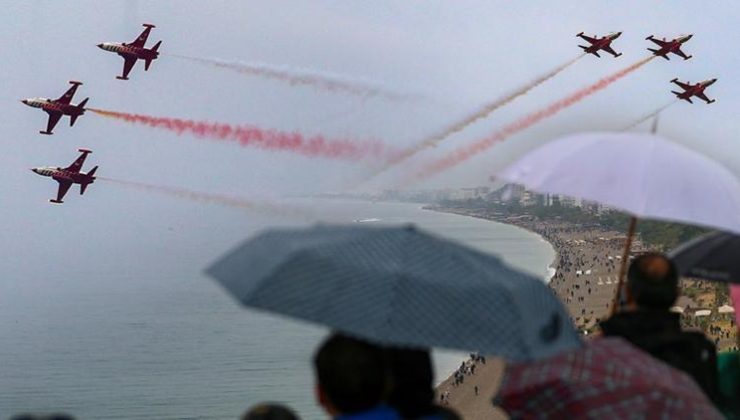 Gökyüzünde nefes kesen gösteri: Türk Yıldızları’ndan Ata’ya saygı uçuşu