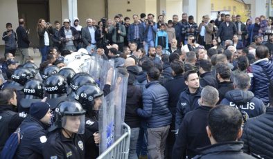 Halfeti Belediyesi önündeki taşlı saldırıda 2 polis yaralandı