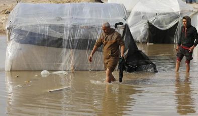 İsrail’in saldırılarıyla göçe zorladığı Filistinlilerin çadırları suya gömüldü