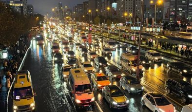 İstanbul’da haftanın son gününde trafik yüzde 90’a ulaştı