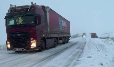 Kar ve tipi geçit vermiyor: Çok sayıda araç yolda kaldı