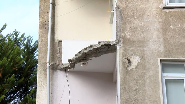 Kartal’da 3 katlı binada balkon çöktü! Bina mühürlenerek boşaltıldı