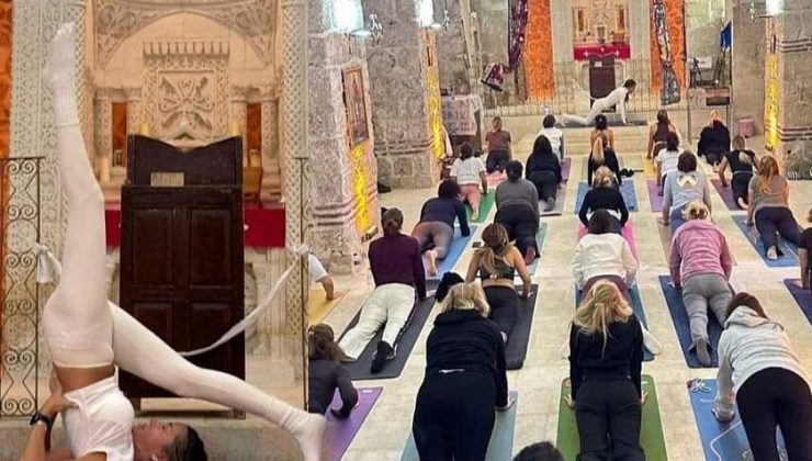 Olay sosyal medyada infial yarattı! Tarihi kilisedeki yoga seansına tepki