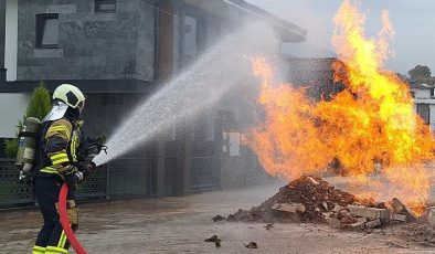 Panik dolu anlar: İş makinesi doğal gaz borusun deldi