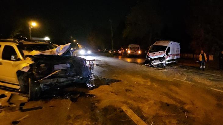 Sakarya’da ambulansın karıştığı zincirleme kaza! 1 kişi öldü 3 sağlık personeli yaralandı