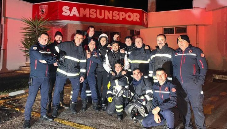 Samsunspor tesislerindeki yangını söndüren itfaiyeciler, futbolcularla fotoğraf çektirdi