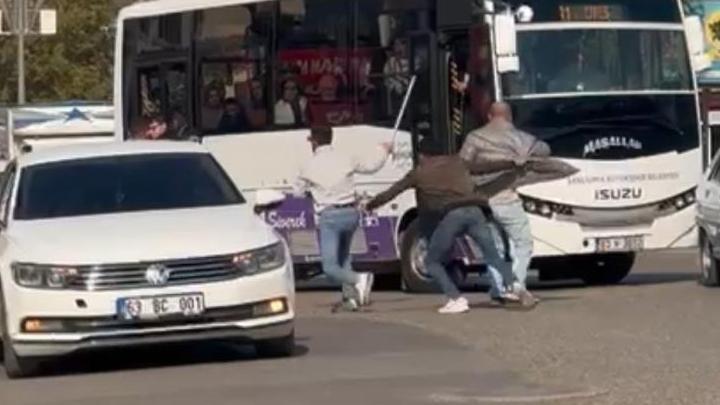 Şanlıurfa’da minibüs şoförüne sopalı saldırı! O anlar kamerada