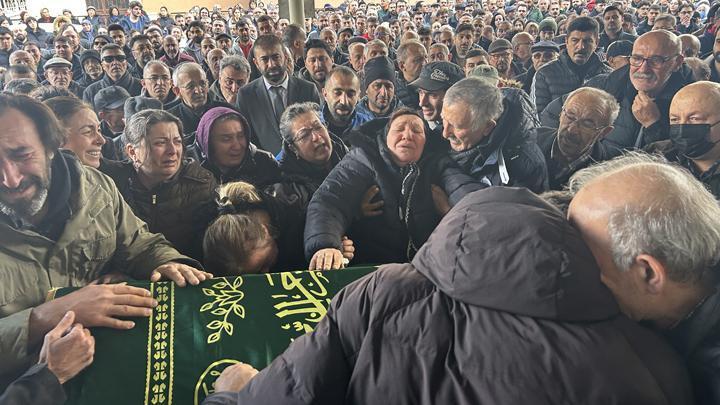 Sivas’ta dershane yangınında hayatını kaybeden öğretmene gözyaşlarıyla veda