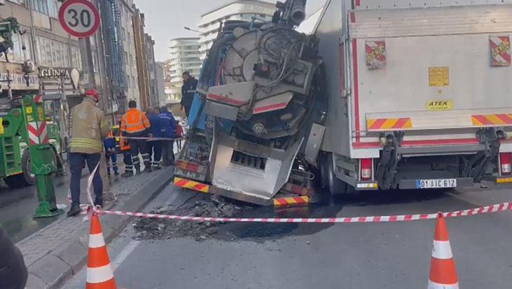 Son dakika: İstanbul’da 2 kamyon çukura düştü