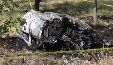 Taklalar atıp yanan otomobildeki 2 kişi hayatını kaybetti