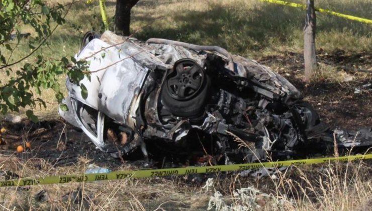 Taklalar atıp yanan otomobildeki 2 kişi hayatını kaybetti