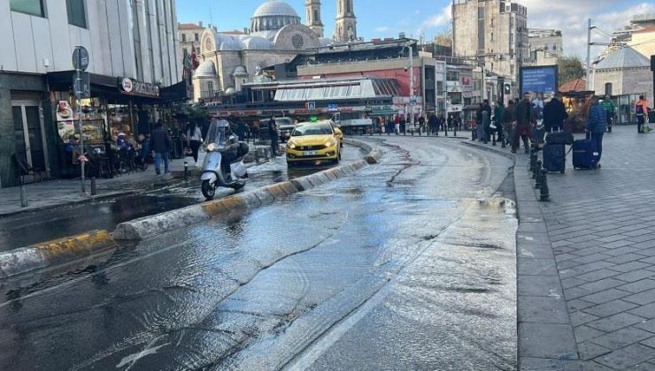 Taksim sular altında kaldı, vatandaşlar yürümekte güçlük çekti