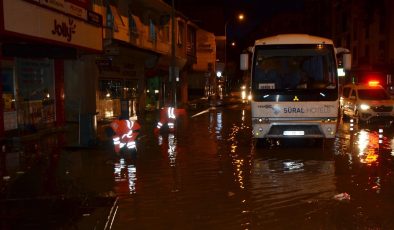 Turuncu alarm verilmişti… Antalya’yı sağanak vurdu