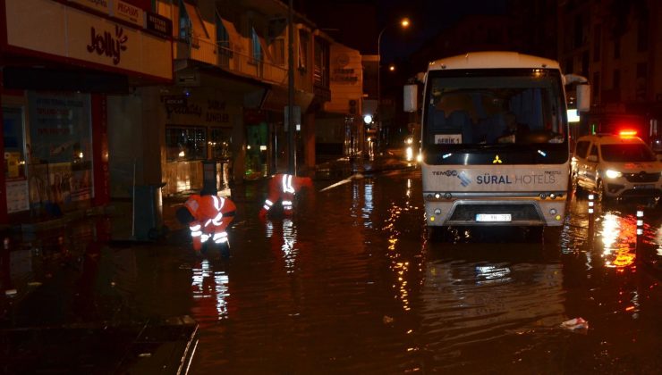 Turuncu alarm verilmişti… Antalya’yı sağanak vurdu