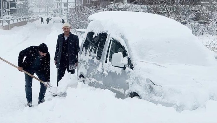 Uzun yıllardır böylesi görülmedi! 80 santimetreye ulaşan kar hayatı olumsuz etkiledi