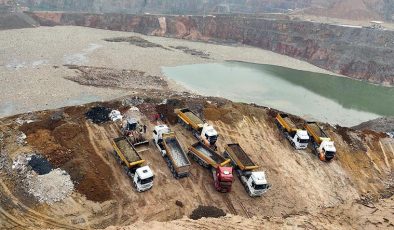 Yer: Kocaeli! Hafriyat döküm sahasında toprak kaydı: 6 kamyon sürüklendi