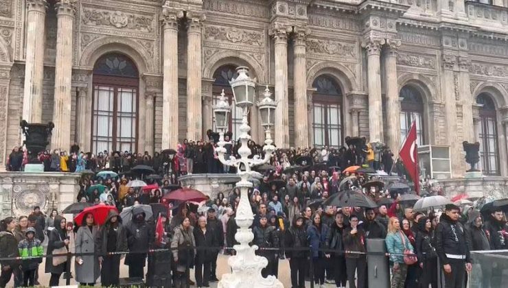 Yüzlerce kişi metrelerce uzayan kuyrukta bekledi! ‘Onun yokluğu daha çok üşütüyor’