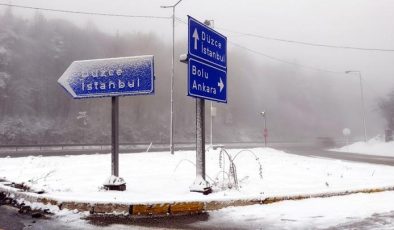 Bolu Dağı’nın D-100 kara yolu geçişinde hafif kar yağışı ve sis etkili oldu