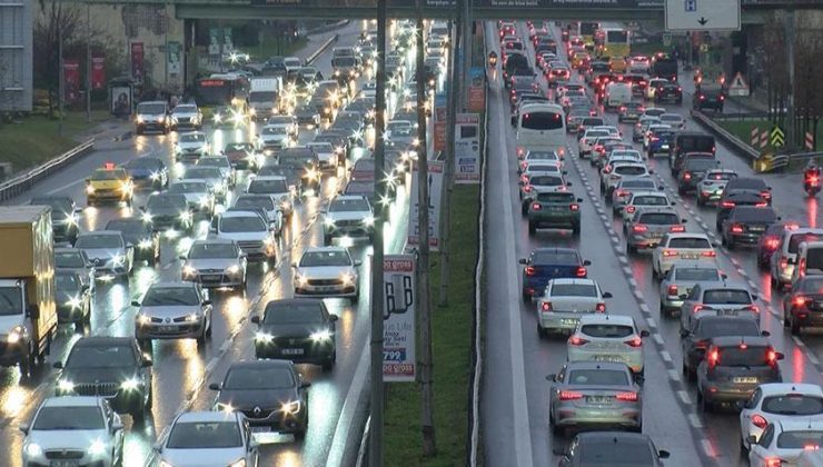 İstanbul’da yağışın etkisiyle trafik yoğunluğu arttı; yüzde 78’e ulaştı