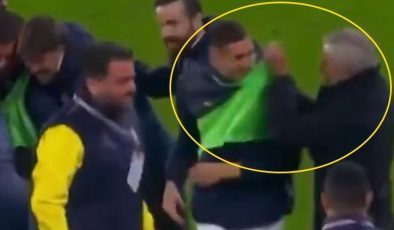 Kadıköy’de güldüren an: Mourinho oyuncusunu ‘yaka paça’ götürdü